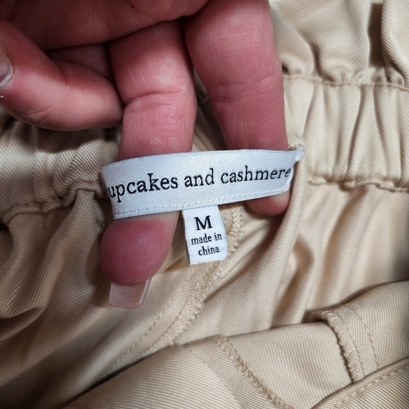 Cupcakes & Cashmere stretch waist flowy shorts - Picture 3 of 10